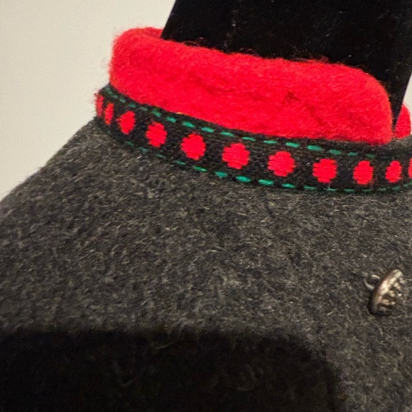 EUROPEAN Vintage Gray Red Felt Embr Trim Pewter Buttons Wool Cape Girl’s 10 - Picture 7 of 10